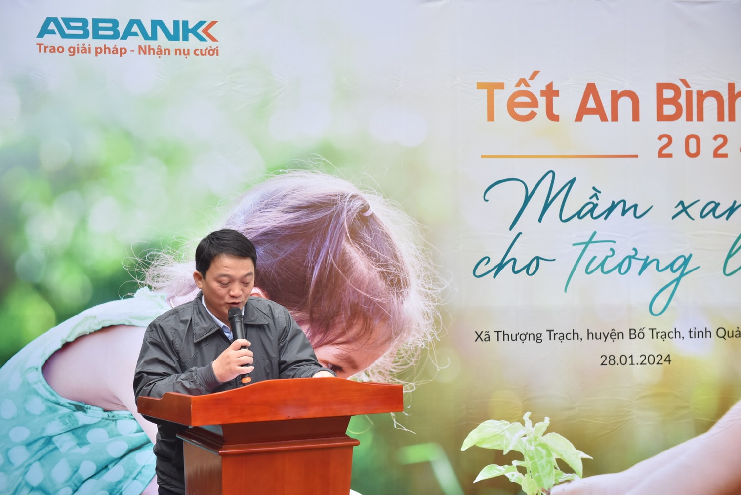 Tết An Bình 2024: ABBank gây quỹ tài trợ 50.000 cây gỗ lớn cho người dân Quảng Bình -0