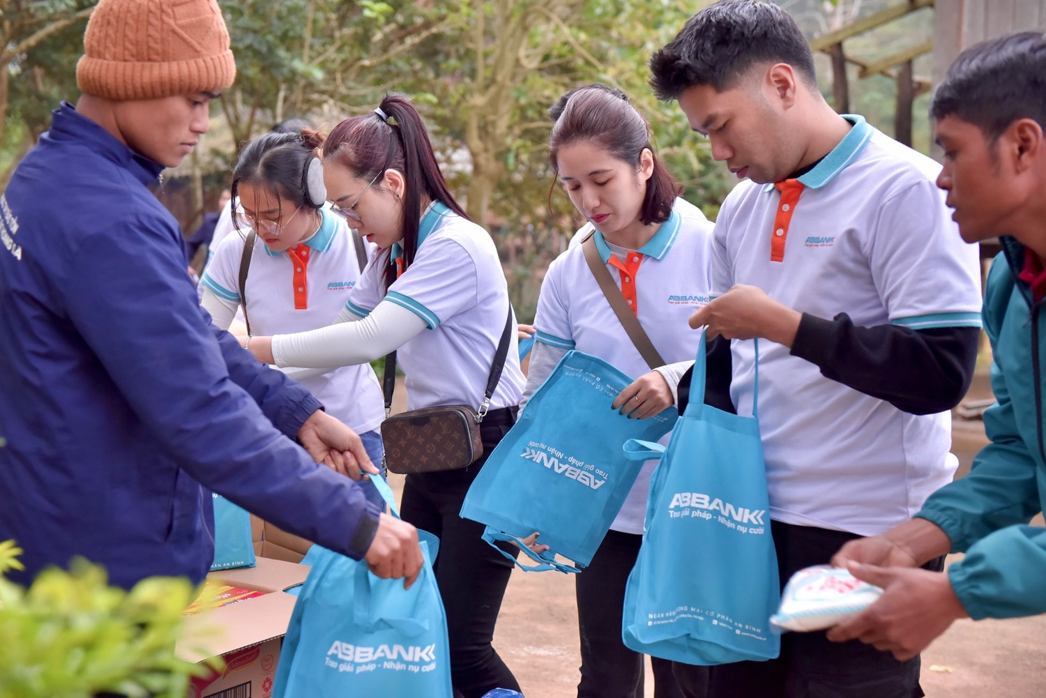 Tết An Bình 2024: ABBank gây quỹ tài trợ 50.000 cây gỗ lớn cho người dân Quảng Bình -0
