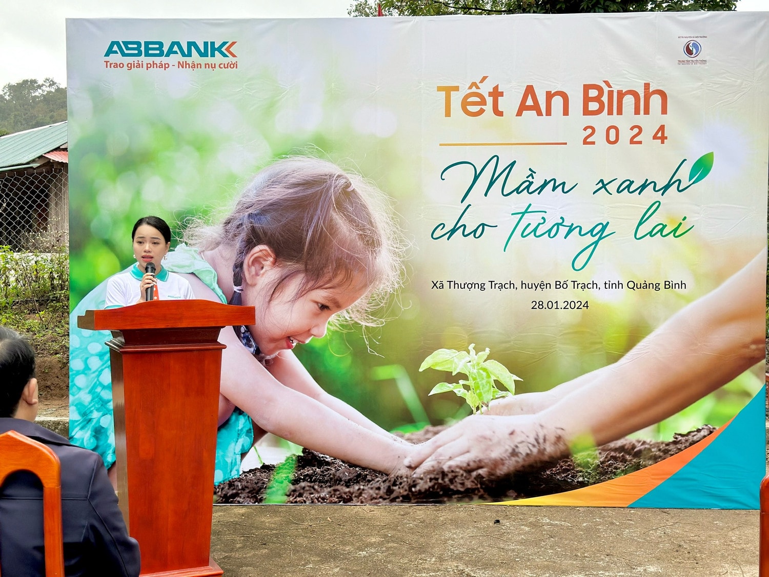 Tết An Bình 2024: ABBank gây quỹ tài trợ 50.000 cây gỗ lớn cho người dân Quảng Bình -0