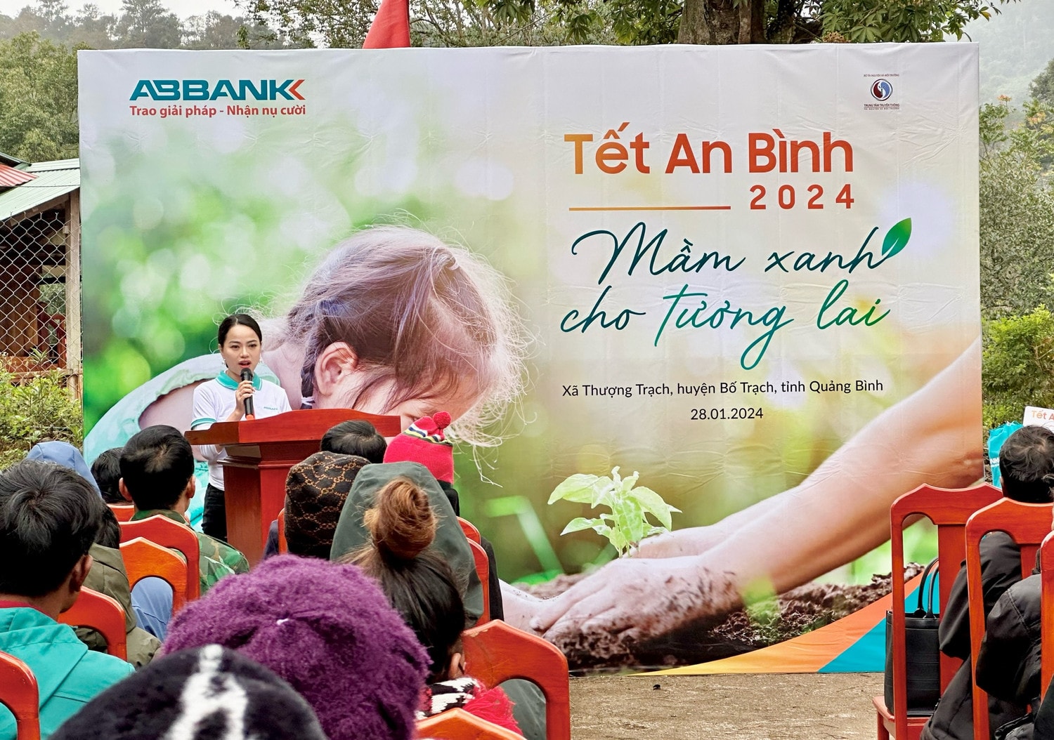 Tết An Bình 2024: ABBank gây quỹ tài trợ 50.000 cây gỗ lớn cho người dân Quảng Bình -0