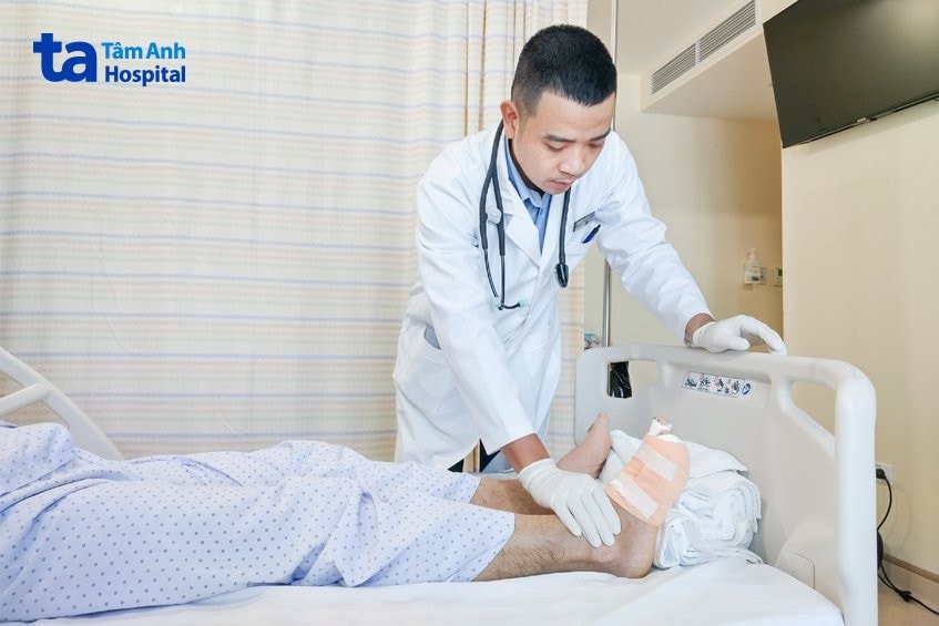 Ngâm vết thương nhiễm trùng vào nước muối, người đàn ông phải cắt cụt ngón chân -0