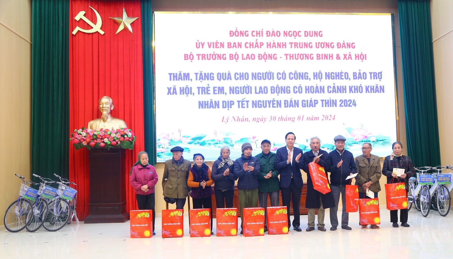 Bộ trưởng Đào Ngọc Dung thăm và tặng quà Tết Giáp Thìn tại huyện Lý Nhân (tỉnh Hà Nam) -0
