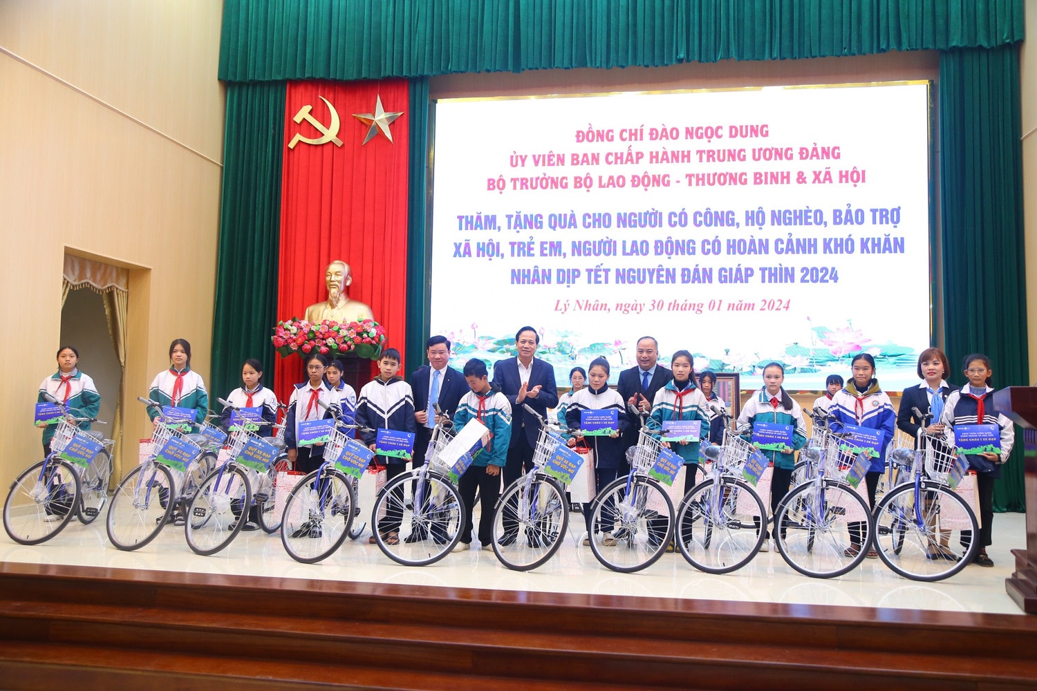 Bộ trưởng Đào Ngọc Dung thăm và tặng quà Tết Giáp Thìn tại huyện Lý Nhân (tỉnh Hà Nam)