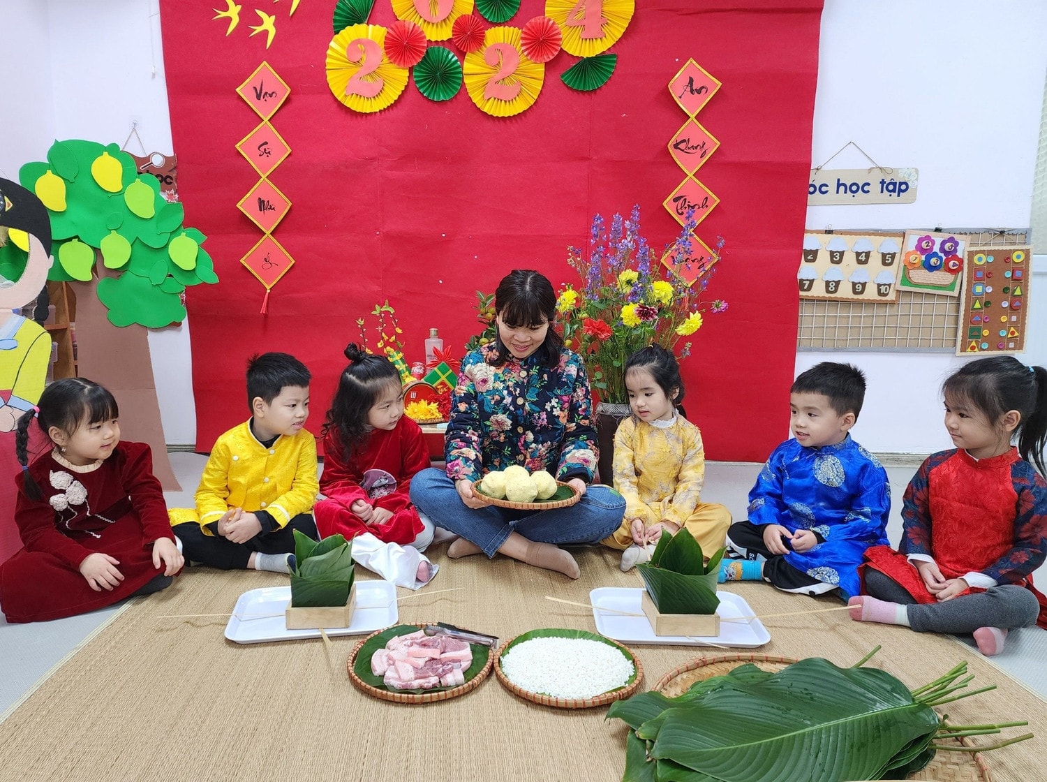 Trẻ mầm non được tự tay gói bánh chưng ngày Tết -0
