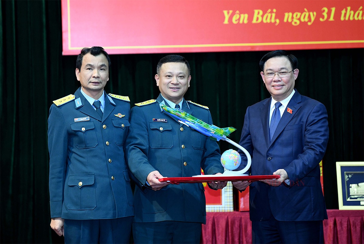 Chủ tịch Quốc hội Vương Đình Huệ thăm, chúc tết cán bộ, chiến sĩ Trung đoàn Không quân 921 -2