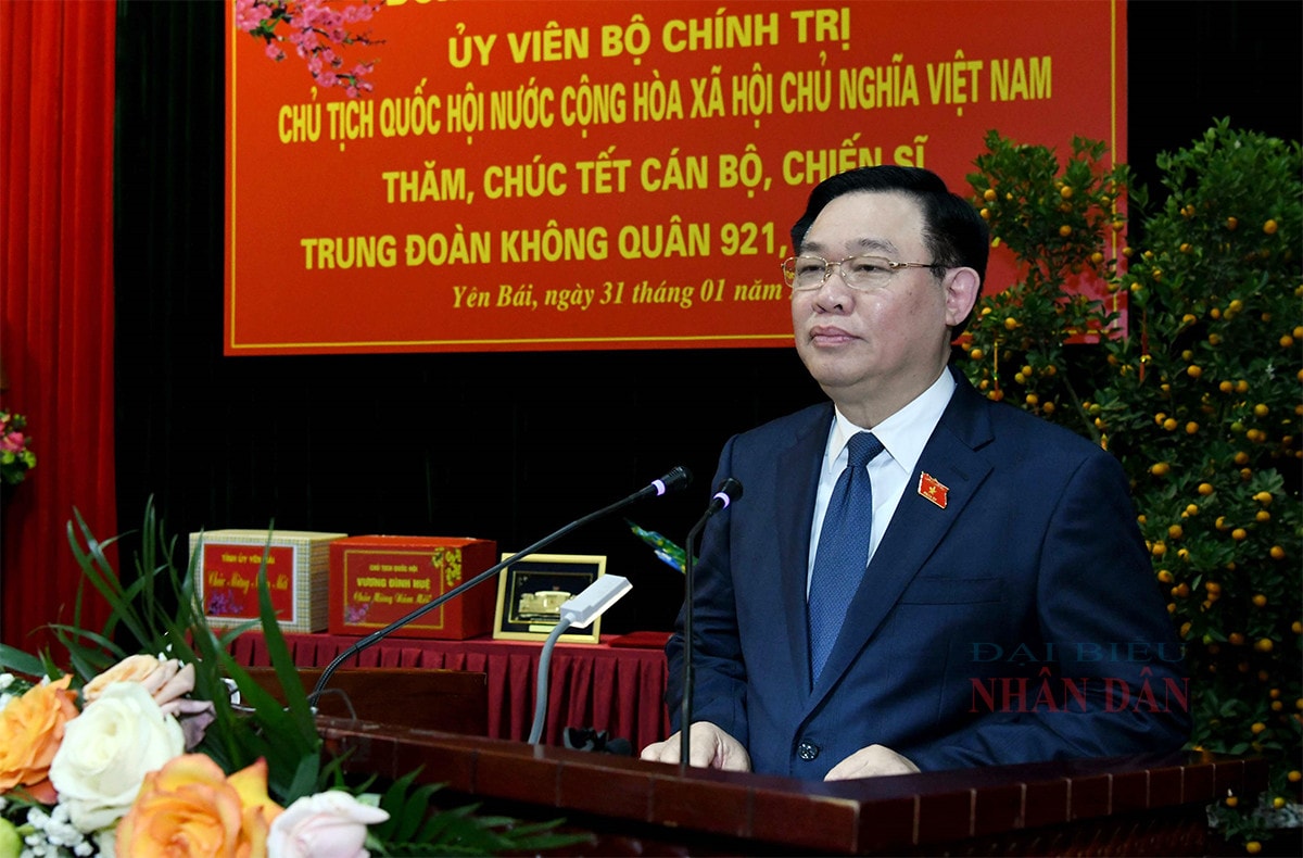 Chủ tịch Quốc hội Vương Đình Huệ thăm, chúc tết cán bộ, chiến sĩ Trung đoàn Không quân 921 -2