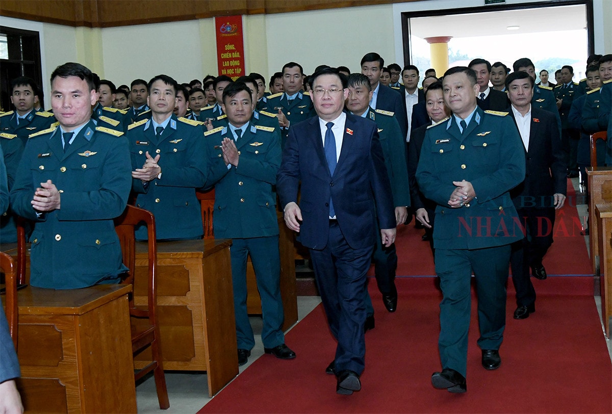 Chủ tịch Quốc hội Vương Đình Huệ thăm, chúc tết cán bộ, chiến sĩ Trung đoàn Không quân 921 -0