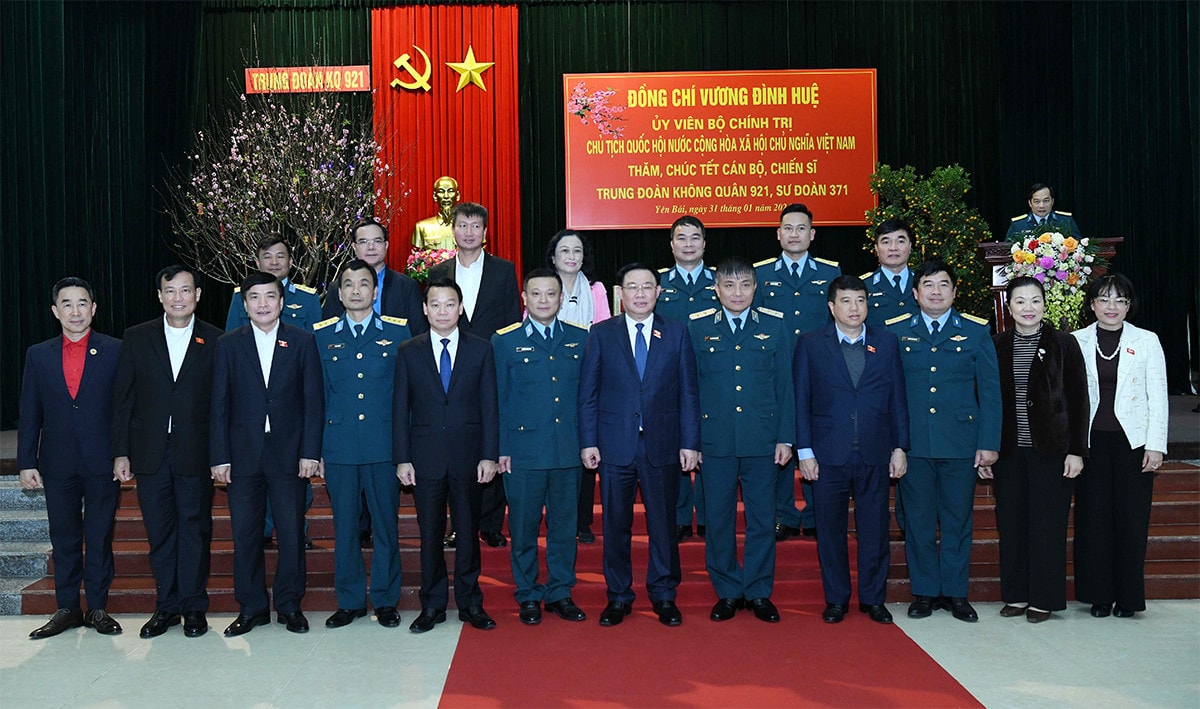Chủ tịch Quốc hội Vương Đình Huệ thăm, chúc tết cán bộ, chiến sĩ Trung đoàn Không quân 921 -0