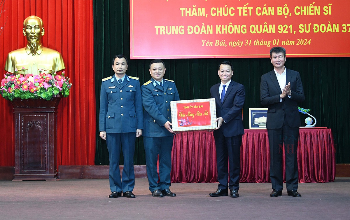 Chủ tịch Quốc hội Vương Đình Huệ thăm, chúc tết cán bộ, chiến sĩ Trung đoàn Không quân 921 -1