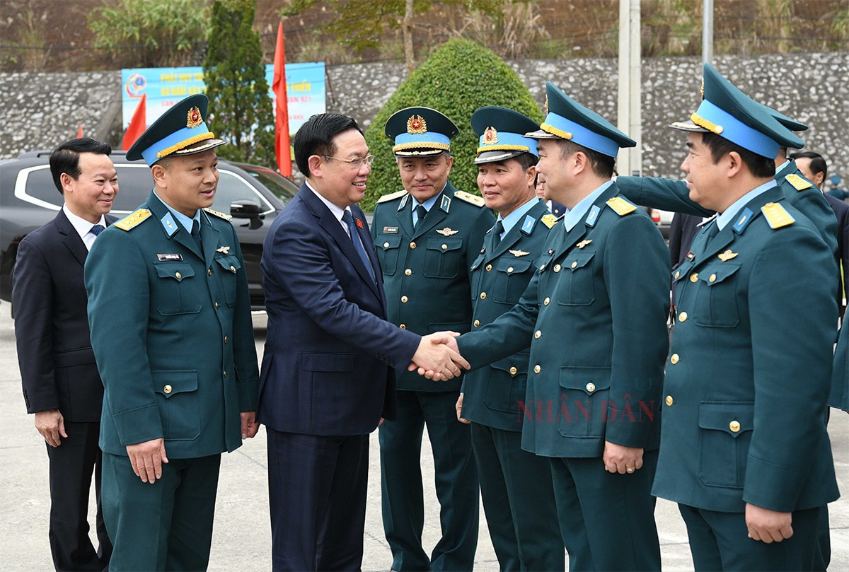 Chủ tịch Quốc hội Vương Đình Huệ thăm, chúc tết cán bộ, chiến sĩ Trung đoàn Không quân 921 -0