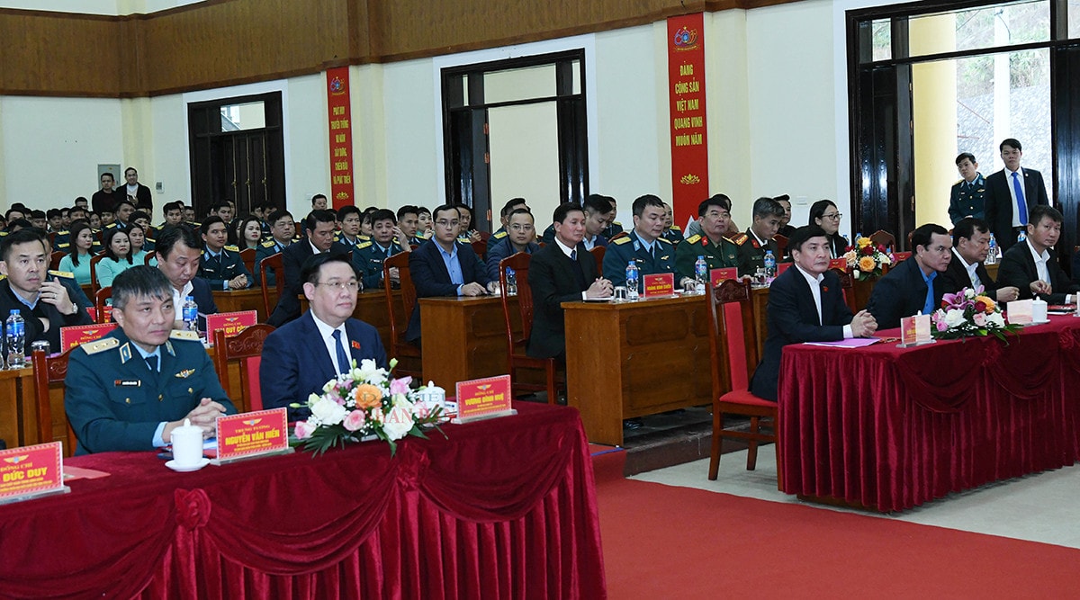 Chủ tịch Quốc hội Vương Đình Huệ thăm, chúc tết cán bộ, chiến sĩ Trung đoàn Không quân 921 -1