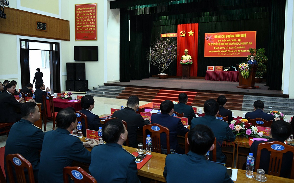 Chủ tịch Quốc hội Vương Đình Huệ thăm, chúc tết cán bộ, chiến sĩ Trung đoàn Không quân 921 -3