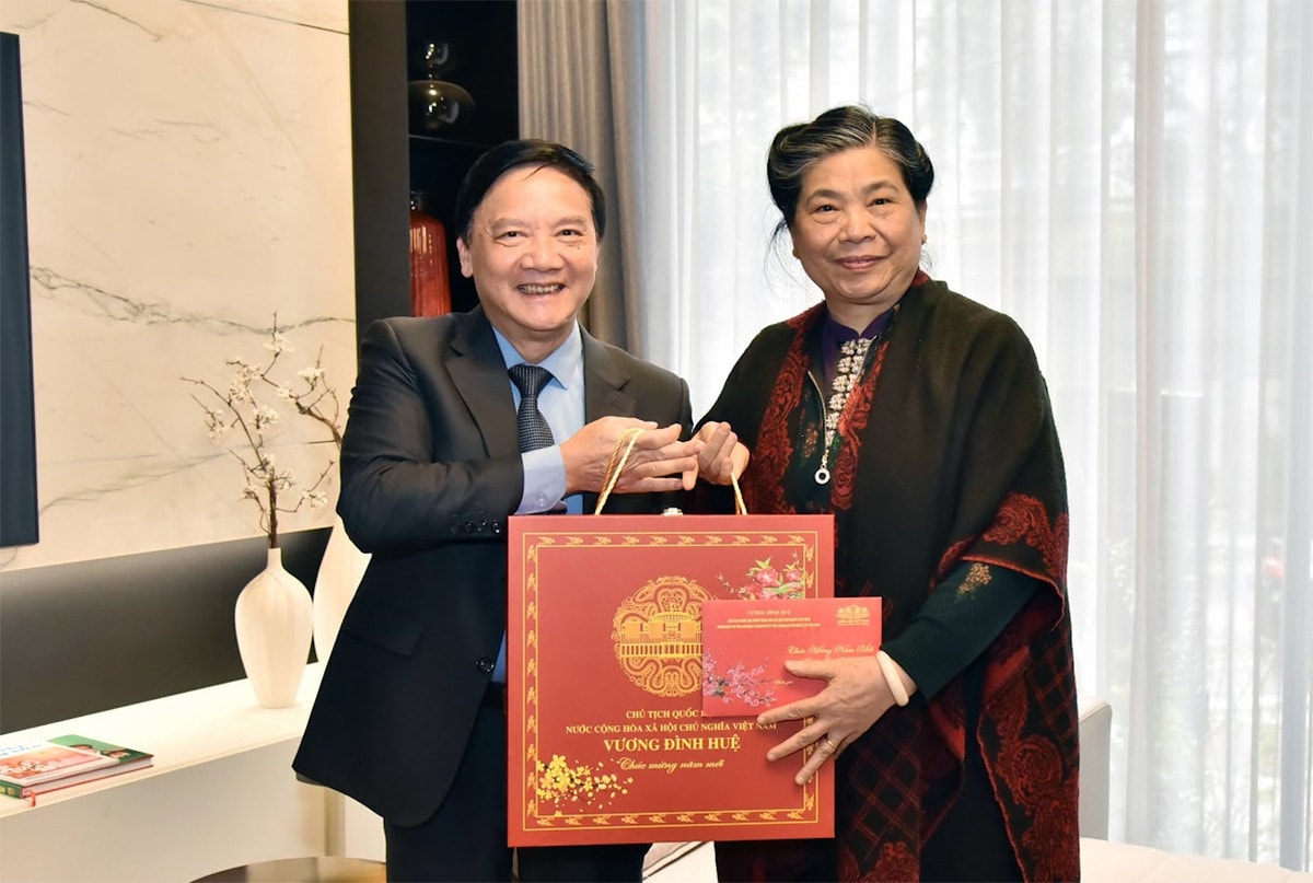 Phó Chủ tịch Quốc hội Nguyễn Khắc Địnhthăm, chúc Tết nguyên Phó Chủ tịch Thường trực Quốc hội Tòng Thị Phóng -0