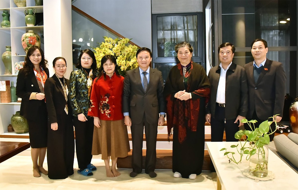 Phó Chủ tịch Quốc hội Nguyễn Khắc Địnhthăm, chúc Tết nguyên Phó Chủ tịch Thường trực Quốc hội Tòng Thị Phóng -2