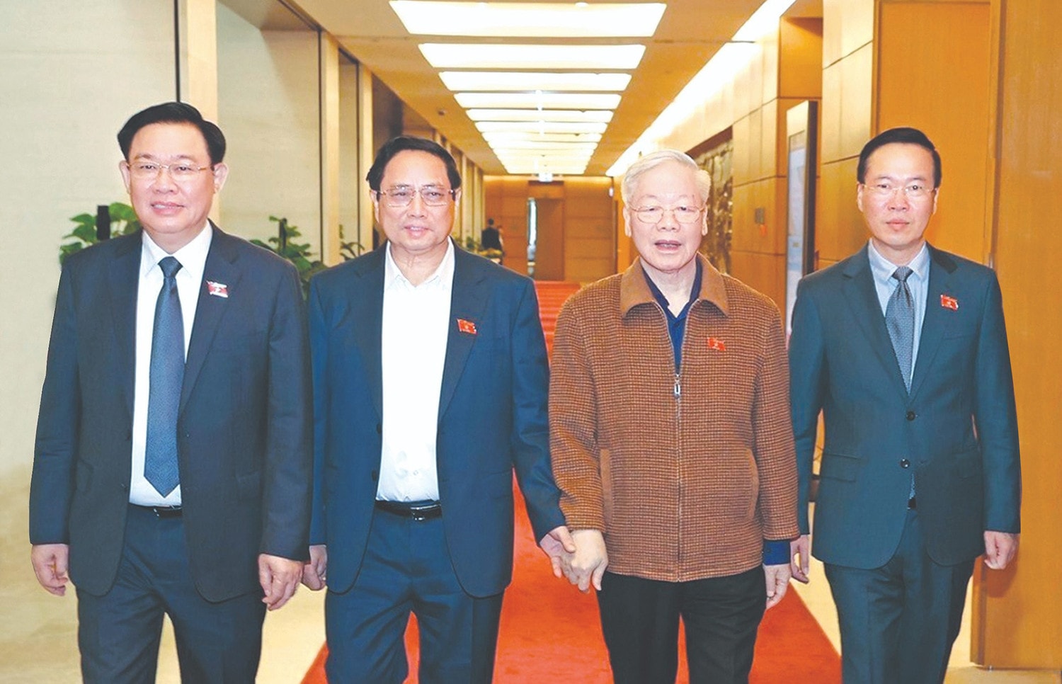 Tự hào và tin tưởng dưới lá cờ vẻ vang của Đảng, quyết tâm xây dựng một nước Việt Nam ngày càng giàu mạnh, văn minh, văn hiến và anh hùng