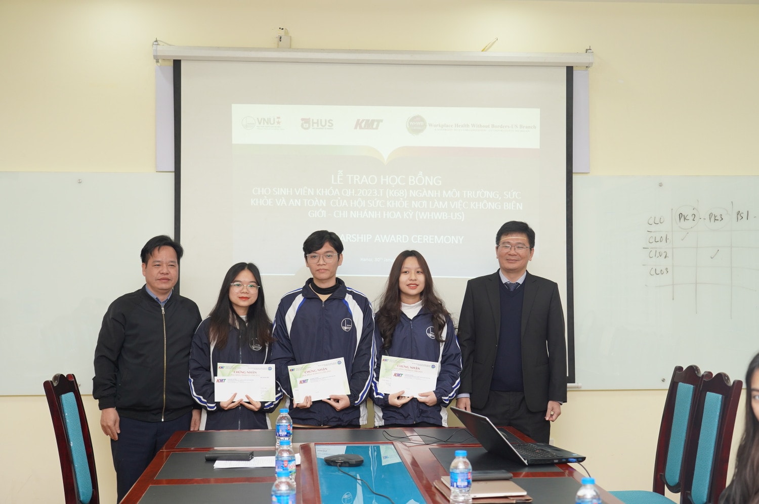 13 Sinh viên ngành Khoa học tự nhiên nhận học bổng từ Hội sức khỏe nơi làm việc không biên giới -0