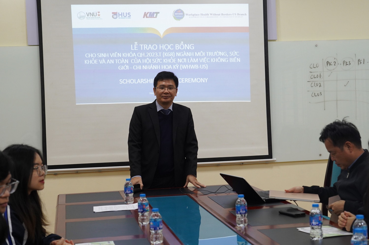 13 Sinh viên ngành Khoa học tự nhiên nhận học bổng từ Hội sức khỏe nơi làm việc không biên giới -0