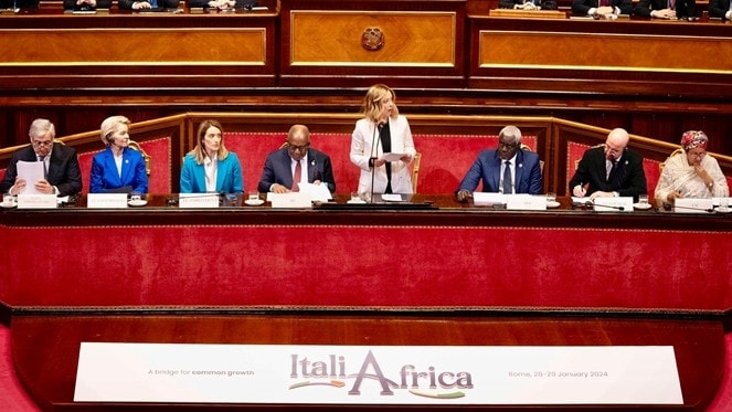 Thủ tướng Italy Giorgia Meloni phát biểu tại Hội nghị thượng đỉnh Italy-châu Phi. Ảnh: AP