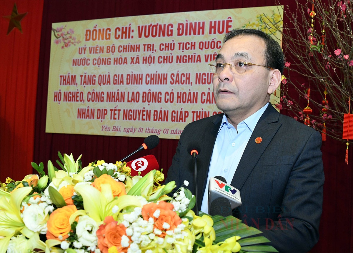 Chủ tịch Quốc hội Vương Đình Huệ thăm, tặng quà Tết gia đình chính sách, người có hoàn cảnh khó khăn tại Yên Bái -2