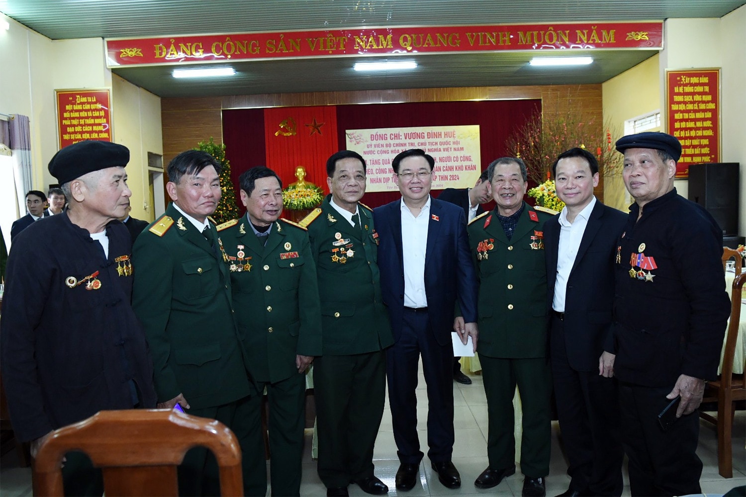 Chủ tịch Quốc hội Vương Đình Huệ thăm, tặng quà Tết gia đình chính sách, người có hoàn cảnh khó khăn tại Yên Bái -3