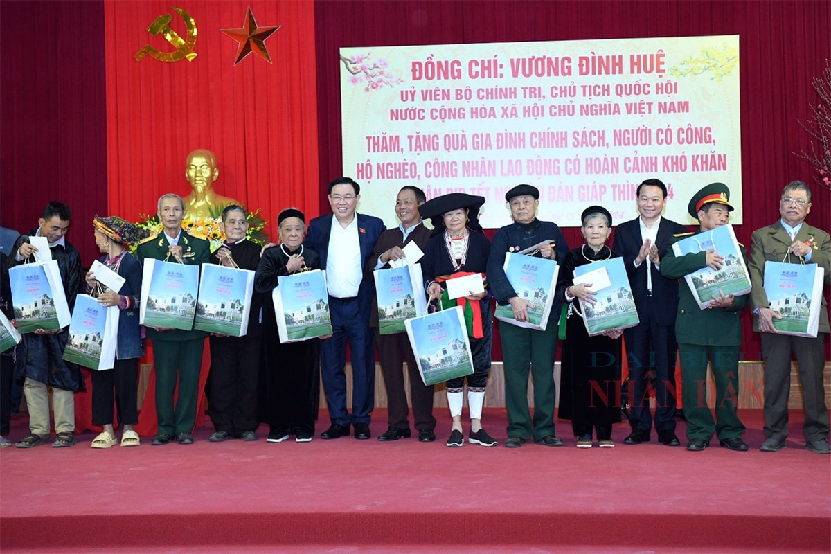 Chủ tịch Quốc hội Vương Đình Huệ thăm, tặng quà Tết gia đình chính sách, người có hoàn cảnh khó khăn tại Yên Bái -2