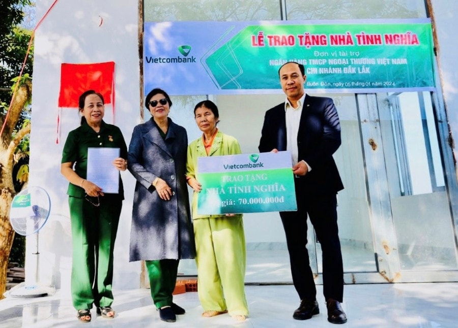 Vietcombank khánh thành nhiều ngôi nhà tặng người nghèo an cư đón Tết -0