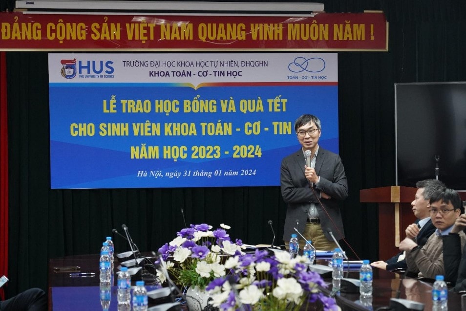 Sinh viên Toán - Cơ - Tin học, Trường ĐH Khoa học Tự nhiên nhận hơn 1 tỷ đồng học bổng, quà Tết -0