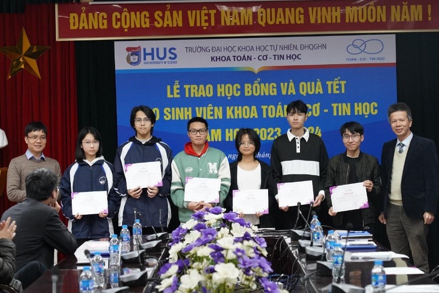 Sinh viên Toán - Cơ - Tin học, Trường ĐH Khoa học Tự nhiên nhận hơn 1 tỷ đồng học bổng, quà Tết -0