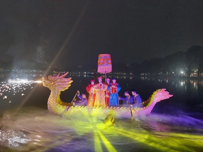 Trải nghiệm tour đêm tại đền Ngọc Sơn và hồ Hoàn Kiếm -0