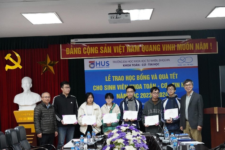 Sinh viên Toán - Cơ - Tin học, Trường ĐH Khoa học Tự nhiên nhận hơn 1 tỷ đồng học bổng, quà Tết -0
