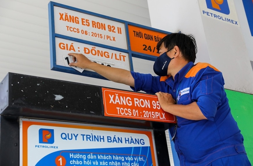 Giá xăng RON95-III vượt 24.000 đồng mỗi lít -0