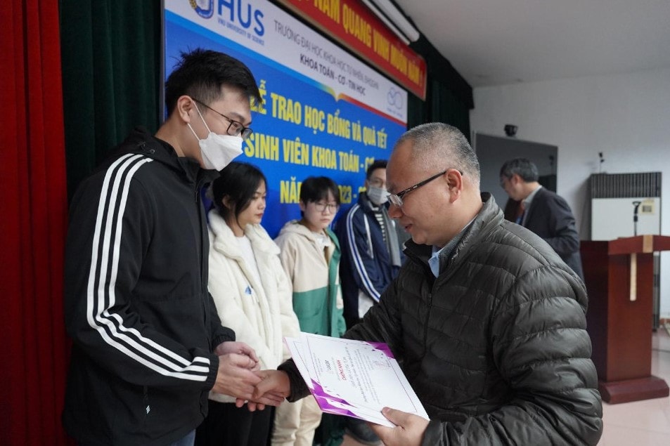 Sinh viên Toán - Cơ - Tin học, Trường ĐH Khoa học Tự nhiên nhận hơn 1 tỷ đồng học bổng, quà Tết -0