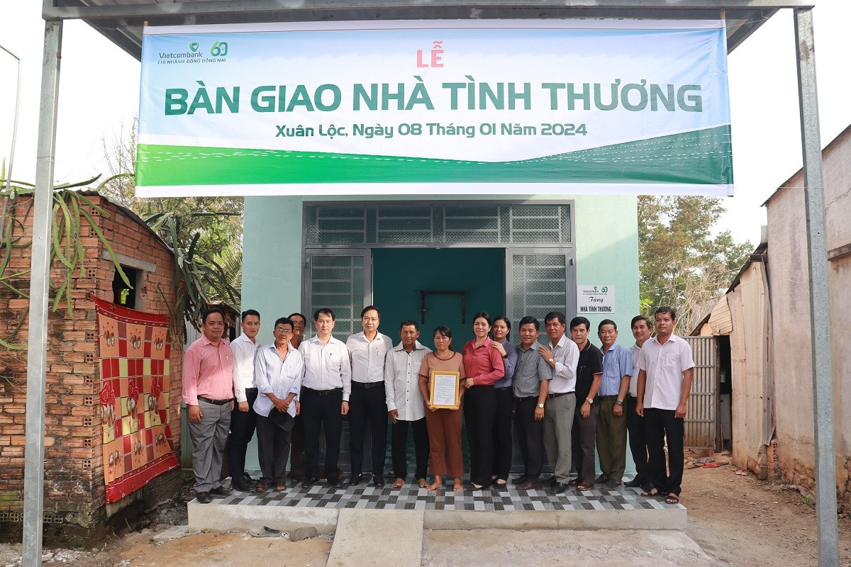 Đại diện Vietcombank cùng chính quyền địa phương bàn giao nhà tình thương cho hộ nghèo tại tỉnh Đồng Nai. Ảnh: VCB Vietcombank khánh thành nhiều ngôi nhà tặng người nghèo an cư đón Tết -0