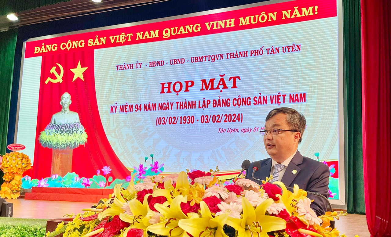 TP Tân Uyên họp mặt Kỷ niệm 94 năm ngày thành lập Đảng Cộng sản Việt Nam và trao tặng Huy hiệu Đảng