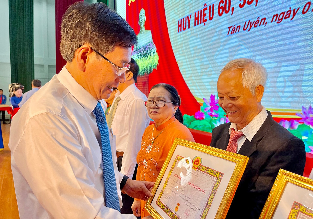 TP Tân Uyên họp mặt Kỷ niệm 94 năm ngày thành lập Đảng Cộng sản Việt Nam và trao tặng Huy hiệu Đảng