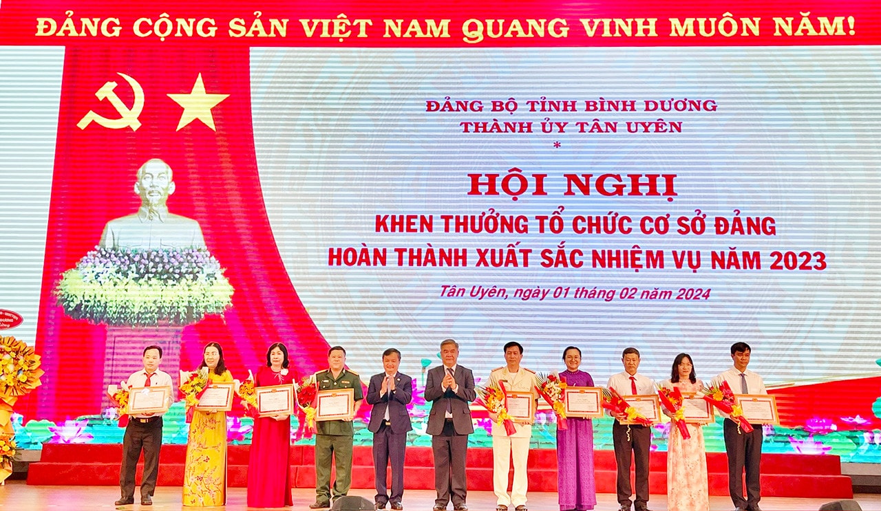 TP Tân Uyên họp mặt Kỷ niệm 94 năm ngày thành lập Đảng Cộng sản Việt Nam và trao tặng Huy hiệu Đảng