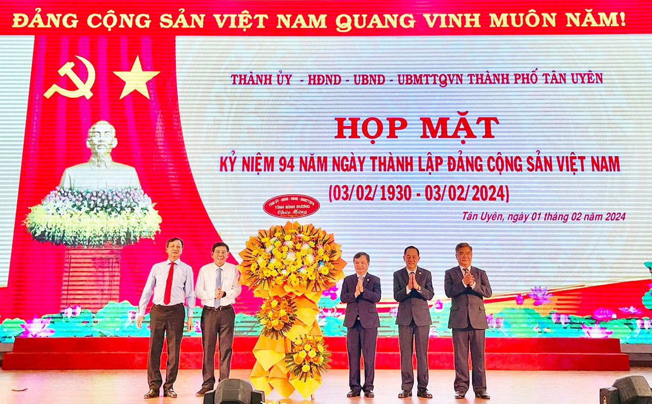 TP Tân Uyên họp mặt Kỷ niệm 94 năm ngày thành lập Đảng Cộng sản Việt Nam và trao tặng Huy hiệu Đảng