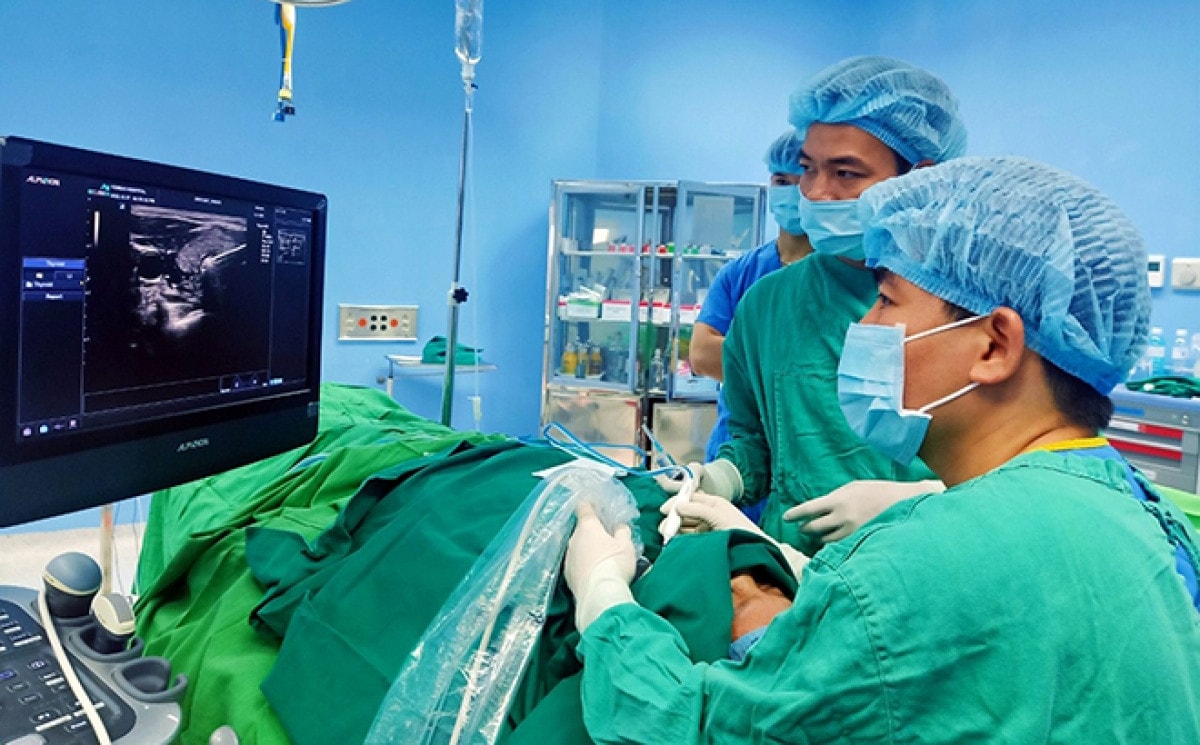 Bệnh viện Bạch Mai chuyển giao kỹ thuật điều trị u tuyến giáp lành tính cho Yên Bái. Nguồn: ITN