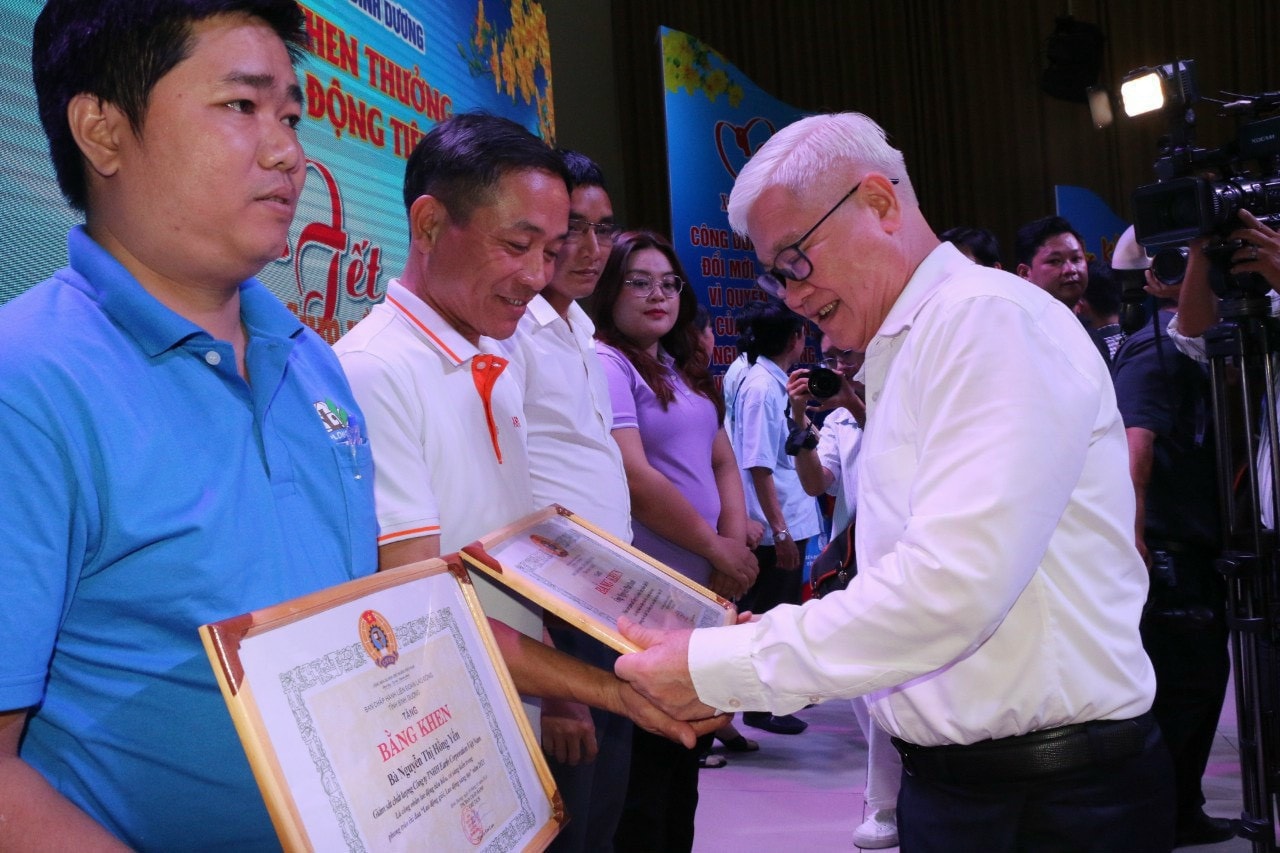 Bình Dương: Chi hơn 600 tỷ đồng chăm lo Tết cho công nhân lao động khó khăn -0