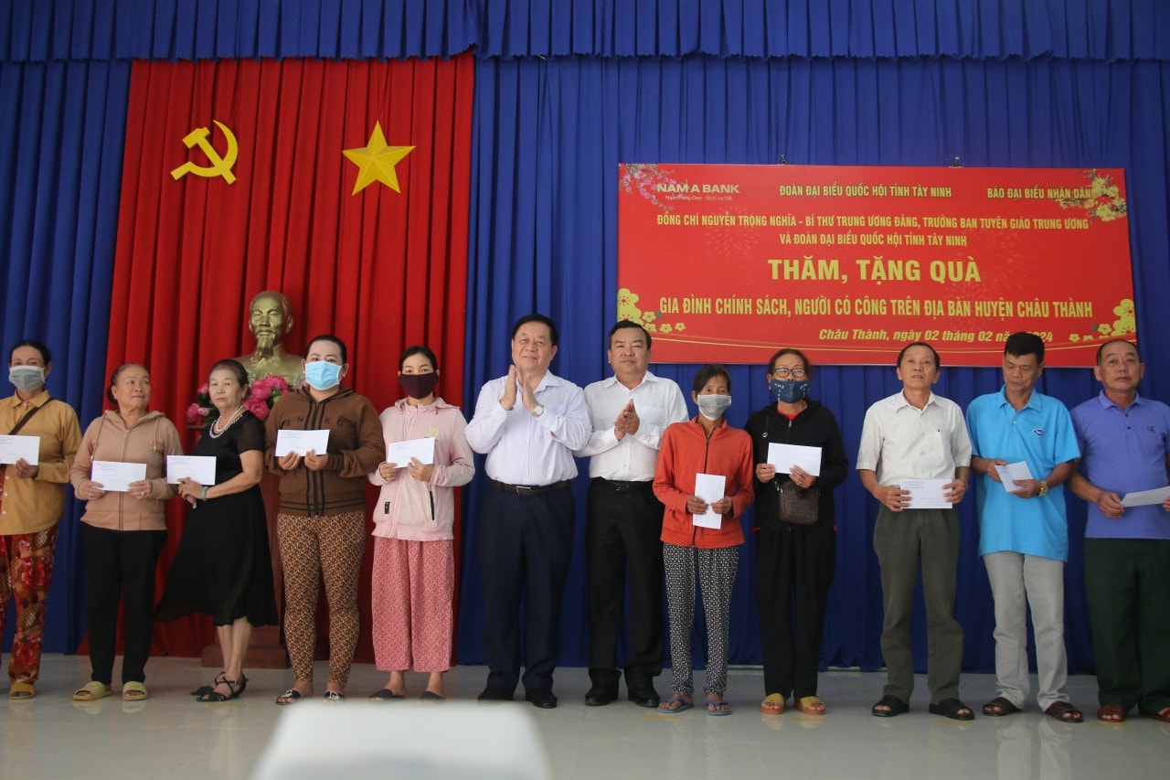 Trưởng Ban Tuyên giáo Trung ương Nguyễn Trọng Nghĩa thăm, chúc Tết tại Tây Ninh và TP. Hồ Chí Minh ảnh 3 Trưởng Ban Tuyên giáo Trung ương Nguyễn Trọng Nghĩa thăm, chúc Tết tại Tây Ninh và TP. Hồ Chí Minh
