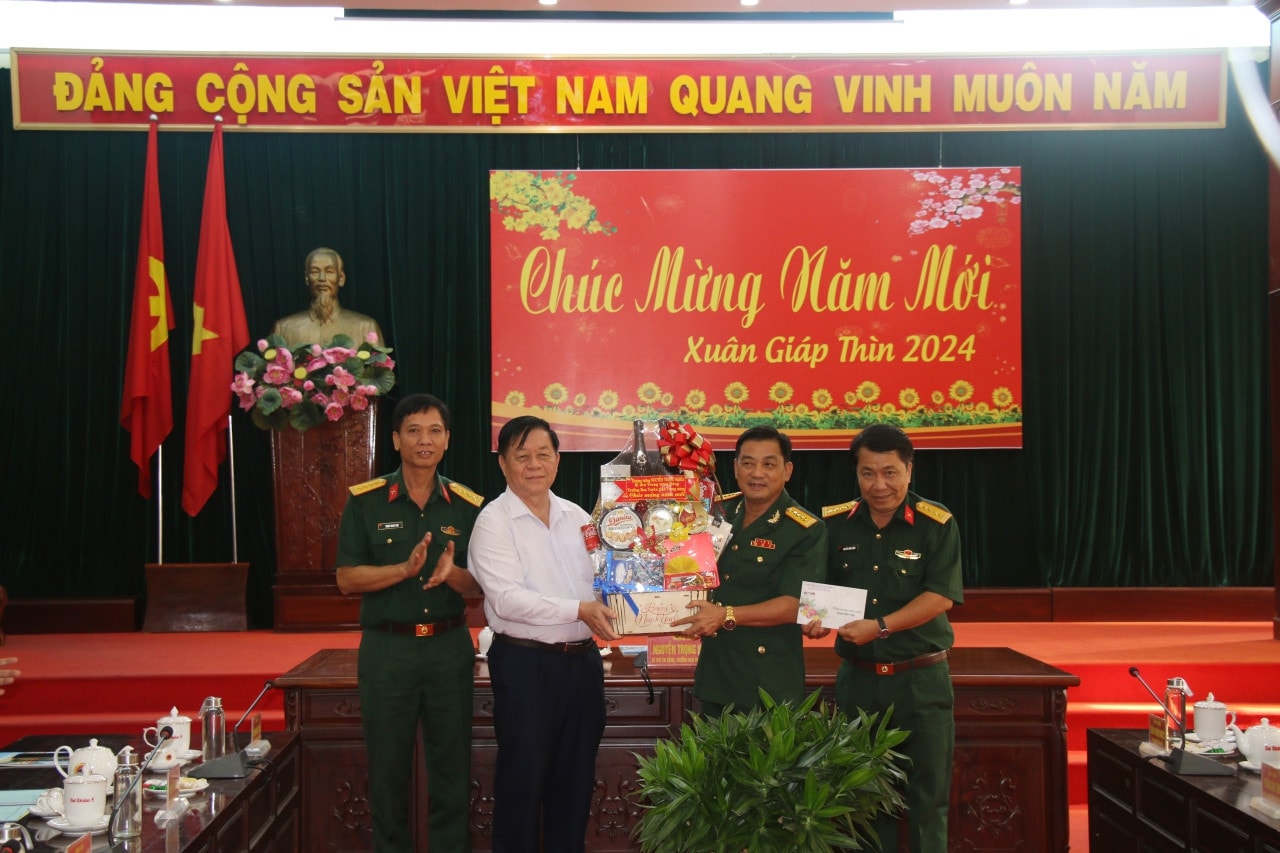 Trưởng Ban Tuyên giáo Trung ương Nguyễn Trọng Nghĩa thăm, chúc Tết tại Tây Ninh và TP. Hồ Chí Minh ảnh 11 Trưởng Ban Tuyên giáo Trung ương Nguyễn Trọng Nghĩa thăm, chúc Tết tại Tây Ninh và TP. Hồ Chí Minh