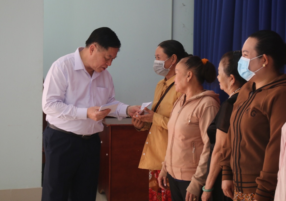 Trưởng Ban Tuyên giáo Trung ương Nguyễn Trọng Nghĩa thăm, chúc Tết tại Tây Ninh và TP. Hồ Chí Minh ảnh 2 Trưởng Ban Tuyên giáo Trung ương Nguyễn Trọng Nghĩa thăm, chúc Tết tại Tây Ninh và TP. Hồ Chí Minh