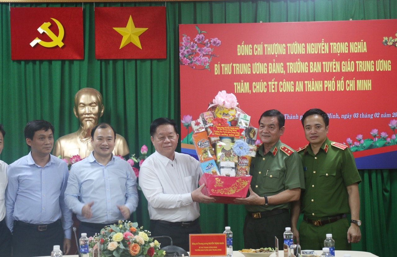 Trưởng Ban Tuyên giáo Trung ương Nguyễn Trọng Nghĩa trao quà Tết tới Ban Giám đốc Công an TP. Hồ Chí Minh Trưởng Ban Tuyên giáo Trung ương Nguyễn Trọng Nghĩa thăm, chúc Tết tại Tiền Giang và TP. Hồ Chí Minh -0