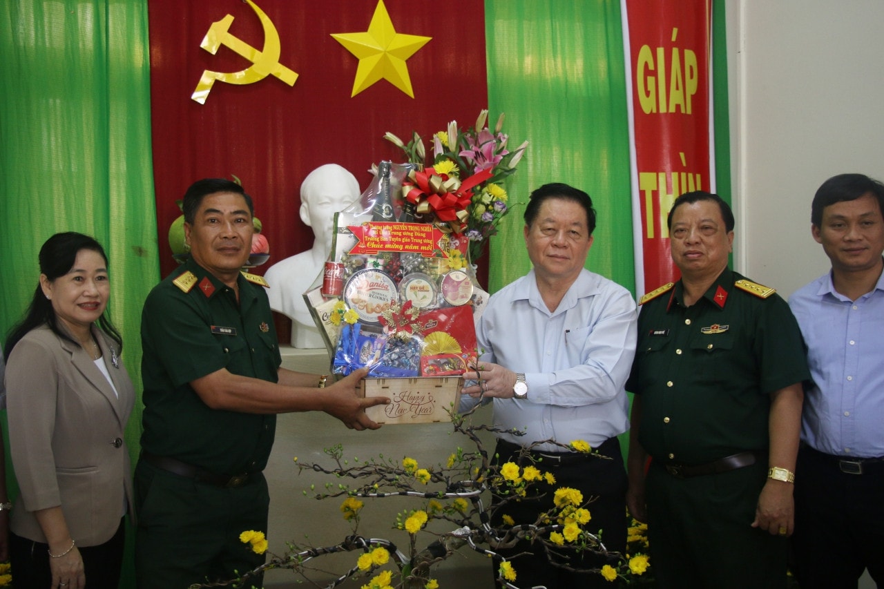 Trưởng Ban Tuyên giáo Trung ương Nguyễn Trọng Nghĩa chúc Tết Ban Chỉ huy Quân sự Thị xã Gò Công Trưởng Ban Tuyên giáo Trung ương Nguyễn Trọng Nghĩa thăm, chúc Tết tại Tiền Giang và TP. Hồ Chí Minh -0