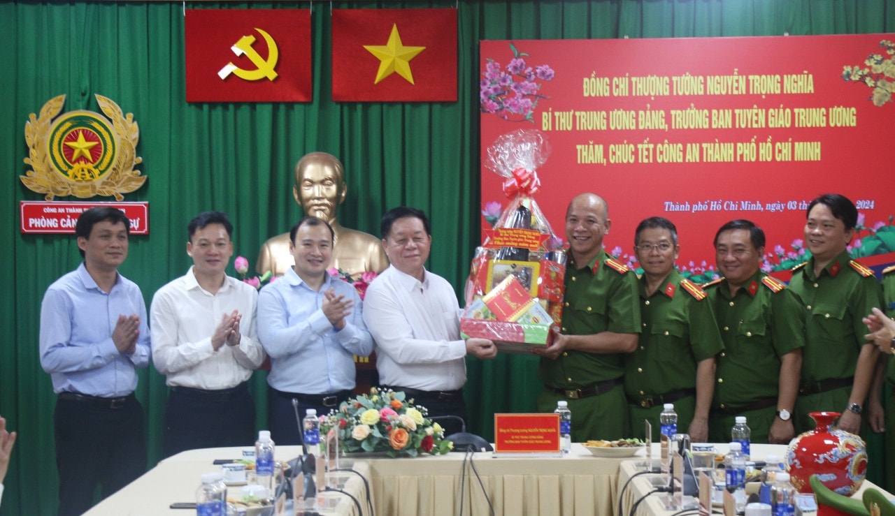 Trưởng Ban Tuyên giáo Trung ương Nguyễn Trọng Nghĩa chúc Tết Phòng Cảnh sát Hình sự Công an TP. Hồ Chí Minh Trưởng Ban Tuyên giáo Trung ương Nguyễn Trọng Nghĩa thăm, chúc Tết tại Tiền Giang và TP. Hồ Chí Minh -0