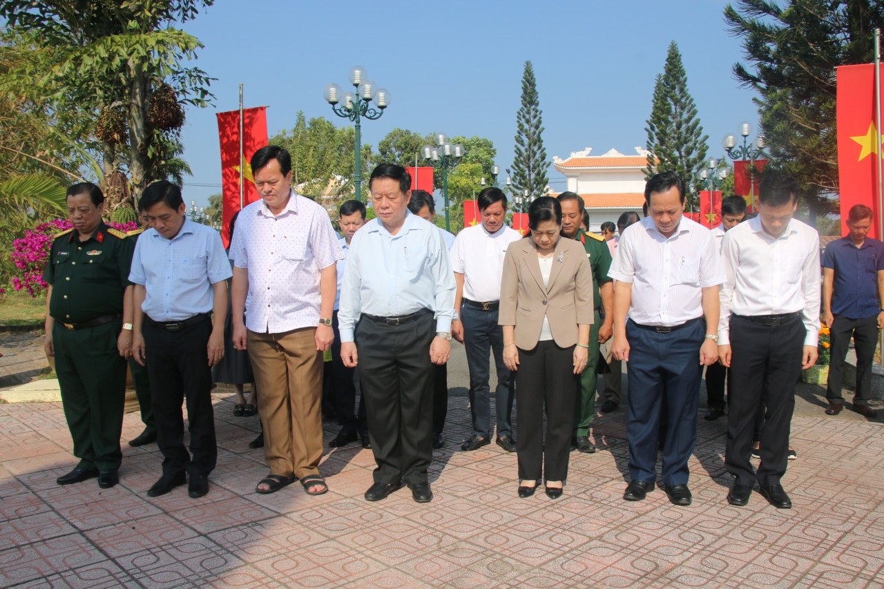 Trưởng Ban Tuyên giáo Trung ương Nguyễn Trọng Nghĩa tưởng niệm các anh hùng liệt sĩ tại Nghĩa trang Thị xã Gò Công Trưởng Ban Tuyên giáo Trung ương Nguyễn Trọng Nghĩa thăm, chúc Tết tại Tiền Giang và TP. Hồ Chí Minh -0