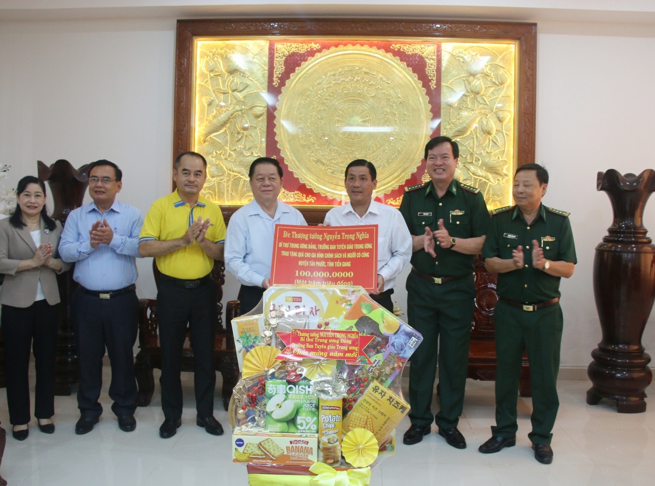 Trưởng Ban Tuyên giáo Trung ương Nguyễn Trọng Nghĩa cùng đại diện Ngân hàng Nam Á trao biểu trưng 100 suất quà tới bà con Thị xã Gò Công Trưởng Ban Tuyên giáo Trung ương Nguyễn Trọng Nghĩa thăm, chúc Tết tại Tiền Giang và TP. Hồ Chí Minh -0