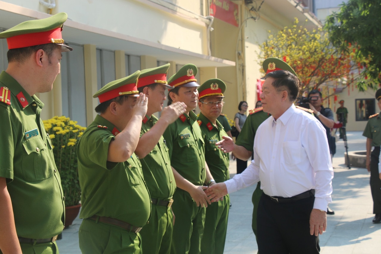 Trưởng Ban Tuyên giáo Trung ương Nguyễn Trọng Nghĩa với cán bộ, chiến sĩ Phòng Cảnh sát hình sự Công an TP. Hồ Chí Minh Trưởng Ban Tuyên giáo Trung ương Nguyễn Trọng Nghĩa thăm, chúc Tết tại Tiền Giang và TP. Hồ Chí Minh -0