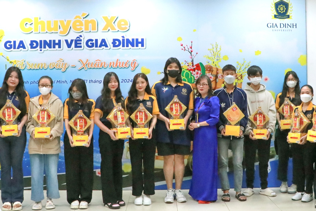 Thầy cô Trường Đại học Gia Định trao quà Tết cho sinh viên