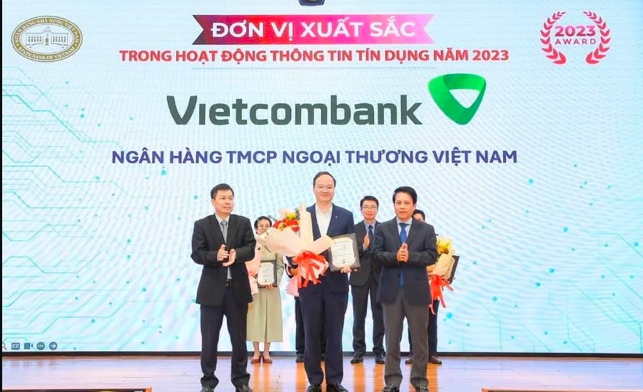 Phó Thống đốc NHNN Phạm Tiến Dũng trao giải thưởng Đơn vị xuất sắc trong hoạt động thông tin tín dụng năm 2023 cho Phó Tổng giám đốc Lê Quang Vinh.